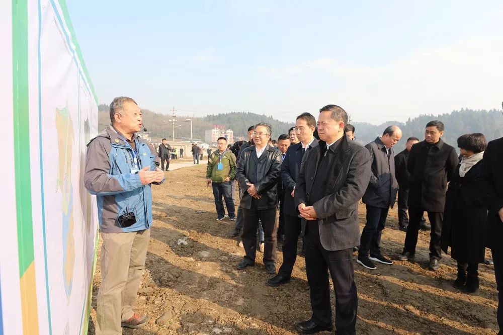 副市长王春,县委书记卓飞,县委副书记,县长廖勇,副县长何明出席