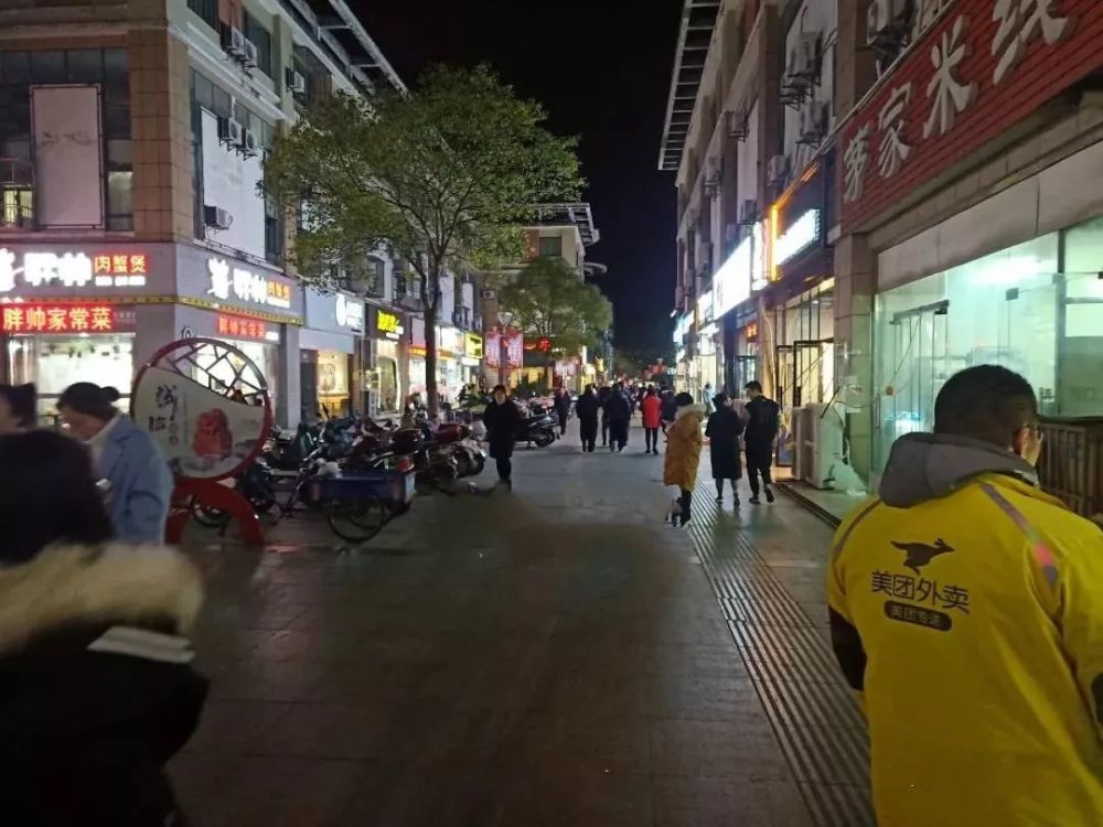 海安中大街一男子吃霸王餐,被民警带走