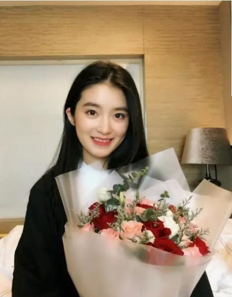 17岁柴蔚晒美照撞脸林青霞,网友大呼这是亲生女儿?