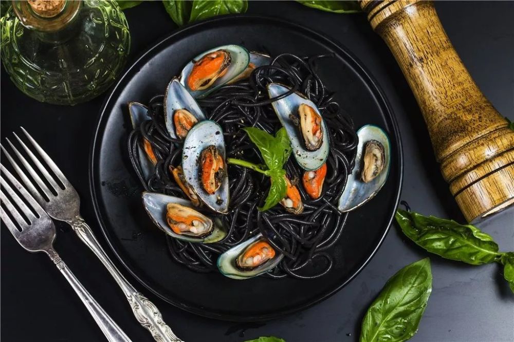 高能!这波24k纯黑料理,带着一股蜜汁的黑色幽默