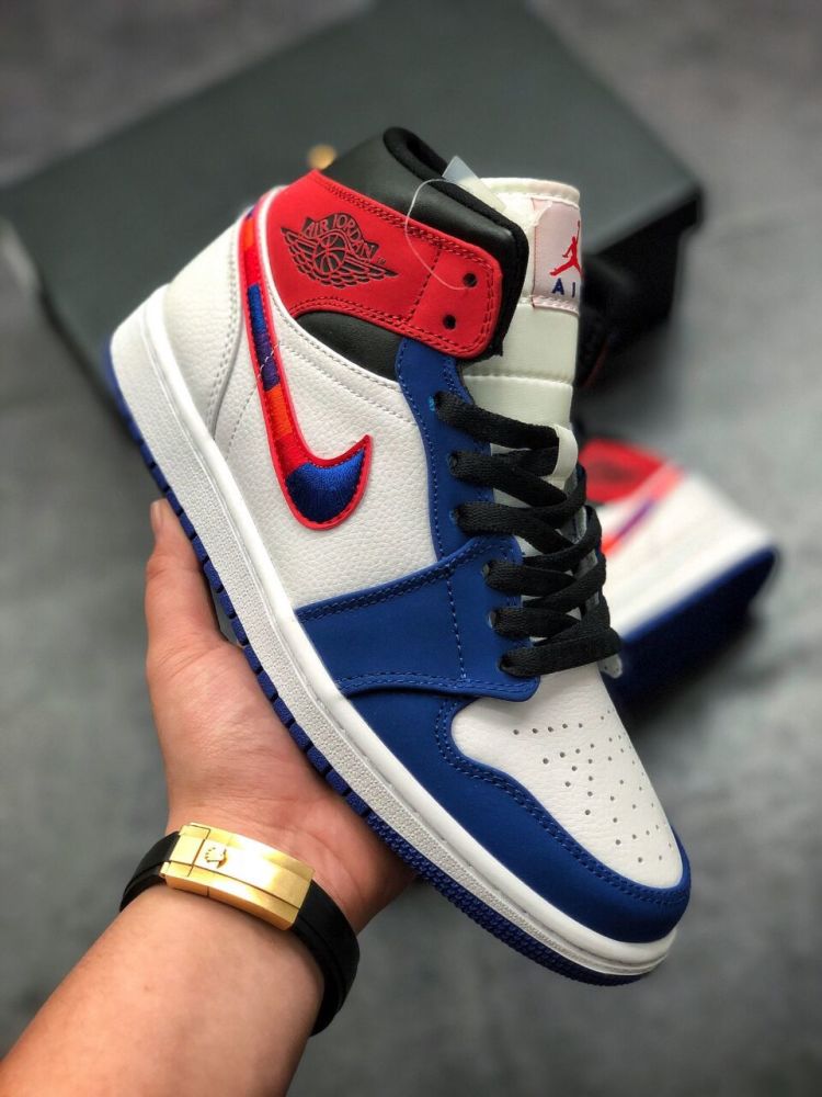 这款aj1 mid炫彩白红蓝开箱:颜值完胜耐克dunk!