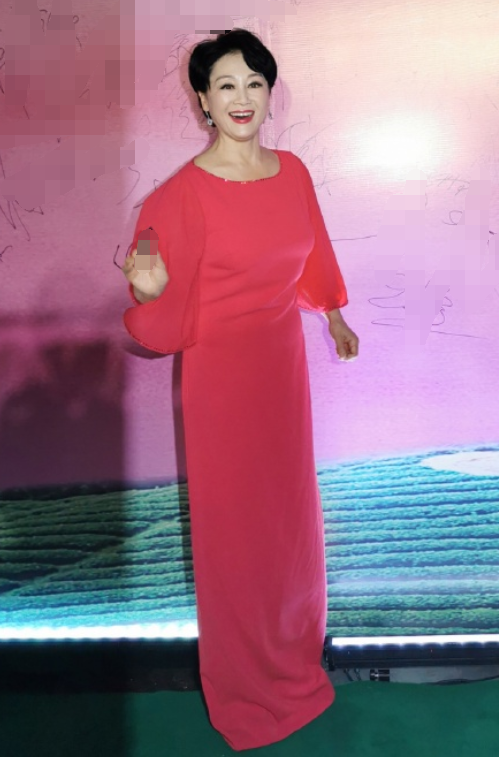 王姬剪掉十年长发,短发配西装又美又飒,57岁的脸竟无一丝皱纹