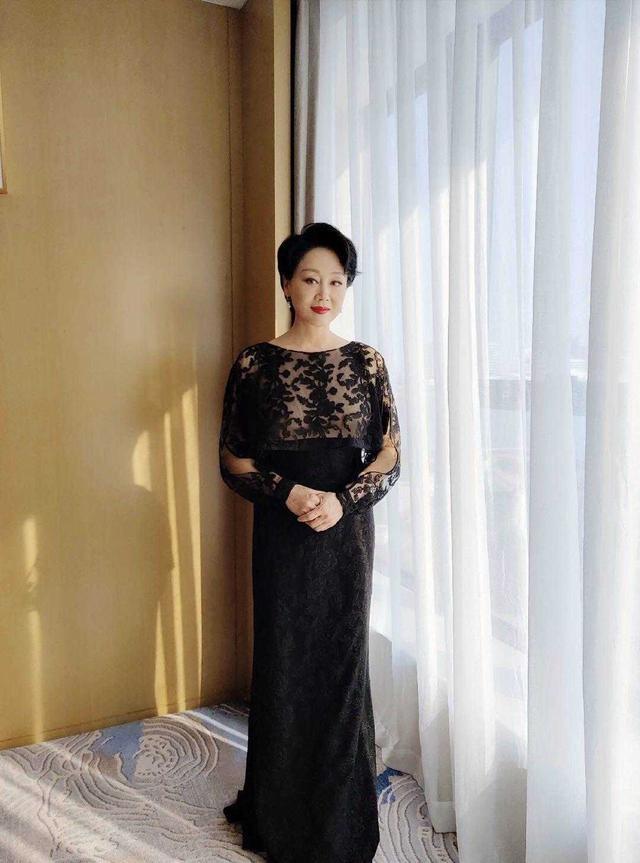 王姬剪掉十年长发,短发配西装又美又飒,57岁的脸竟无一丝皱纹