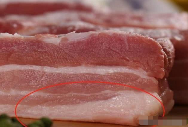 买肉的时候要看一下猪肉上面的瘦肉,如果他的颜色看起来特别红,说明就