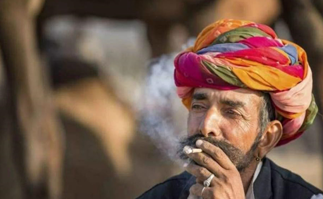 印度游客来中国,看到香烟想买,老板却摆手拒绝:你在逗