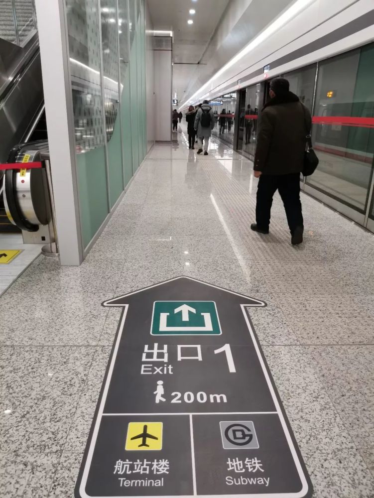 坐着高铁去乘飞机没想到坐高铁去大兴国际机场比坐地铁还方便快捷