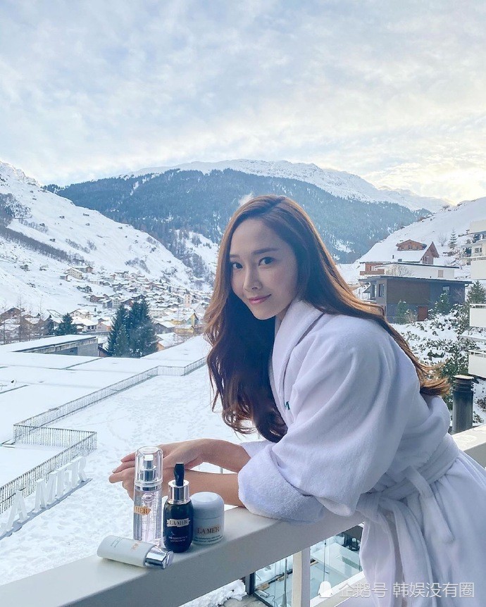 变身冰雪女王!jessica 郑秀妍公开"浴袍照,与雪景融为一体