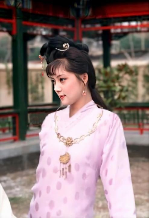 当时人人都在称赞陈晓旭的林黛玉简直是神还原,其实张莉饰演的薛宝钗