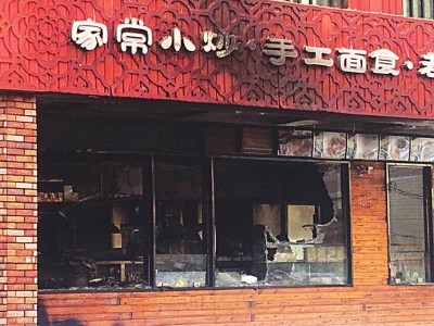张掖路一餐馆着火 消防队员紧急抢救出5个“火罐”
