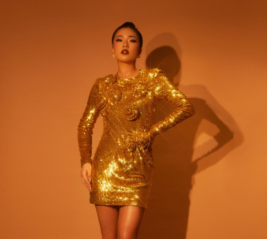 王菊大胆挑战"黄金裙",却穿出了不同的效果,难怪能红过孟美岐!