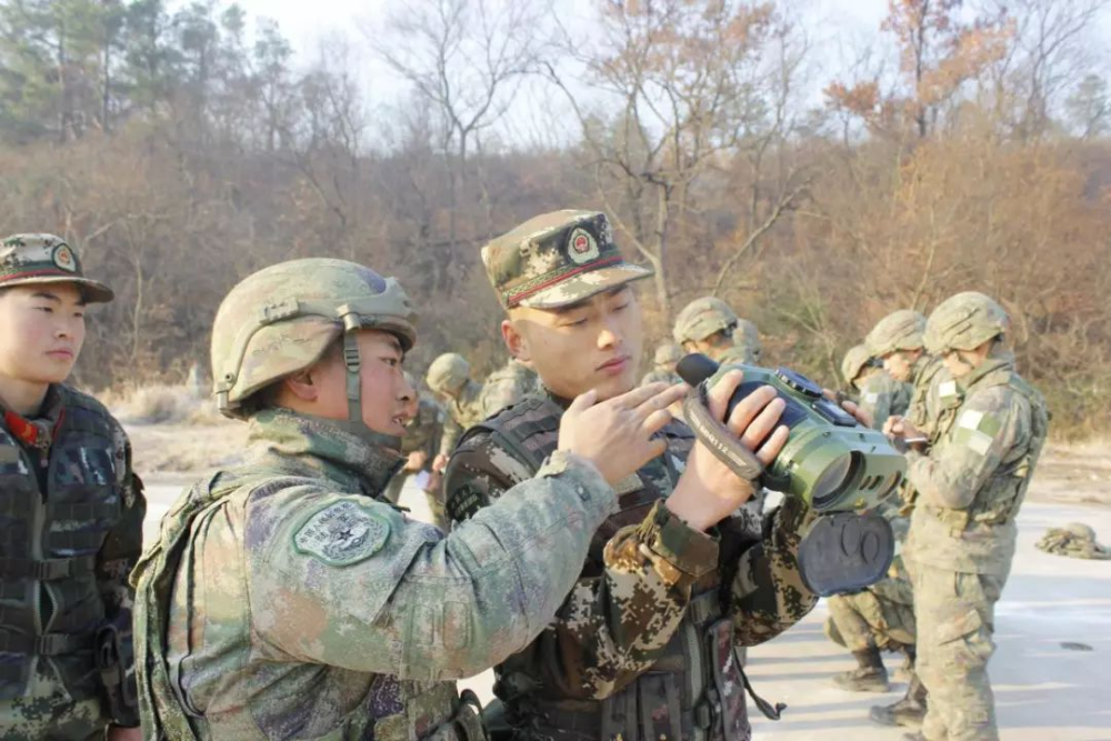 从武警发布的图文来看,本次曝光装备下一代单兵作战系统的是与 陆军