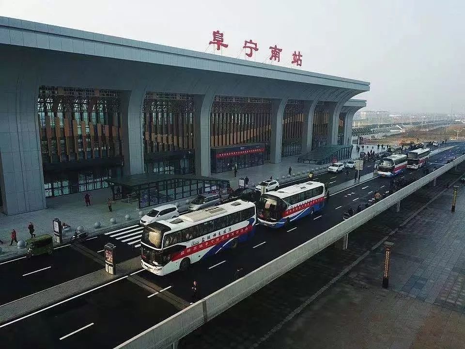 12月16日 阜宁南站迎来 盐徐高铁开通后的首批游客 他们7点50分从
