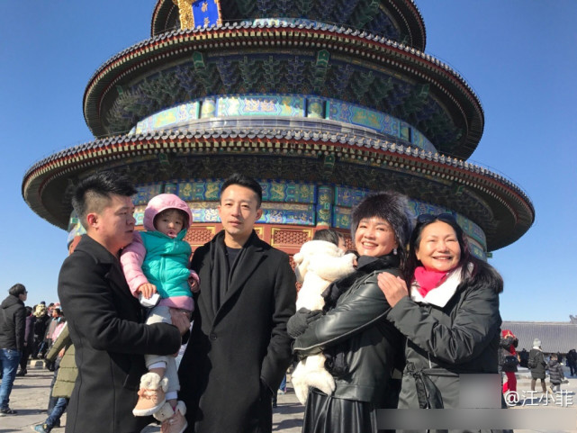 汪小菲带家人游天坛 张兰与大S妈妈亲密似姐妹