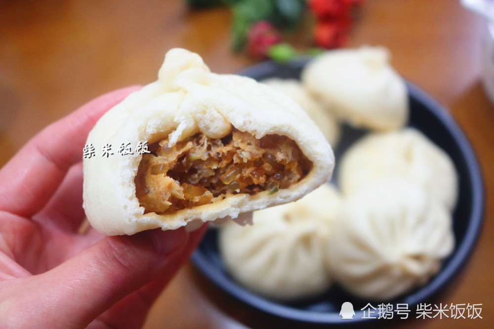 【猪肉白菜粉条馅包子 食材:普通面粉,酵母,白糖,白菜,猪肉,粉条,葱