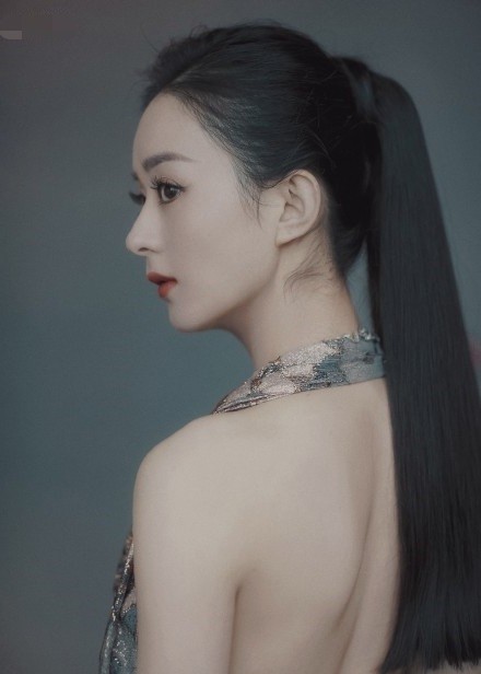 不仅在造型上发生了变化,而且感觉赵丽颖本人都有了一种沉静的感觉