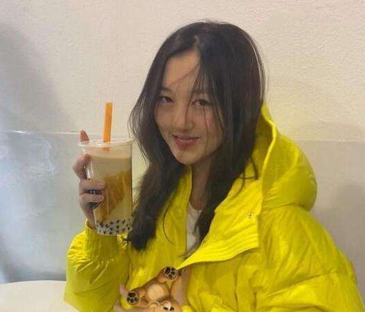 还记得王菲的女儿李嫣吗,兔唇已经基本治好,漂亮的脸蛋如同母亲一般