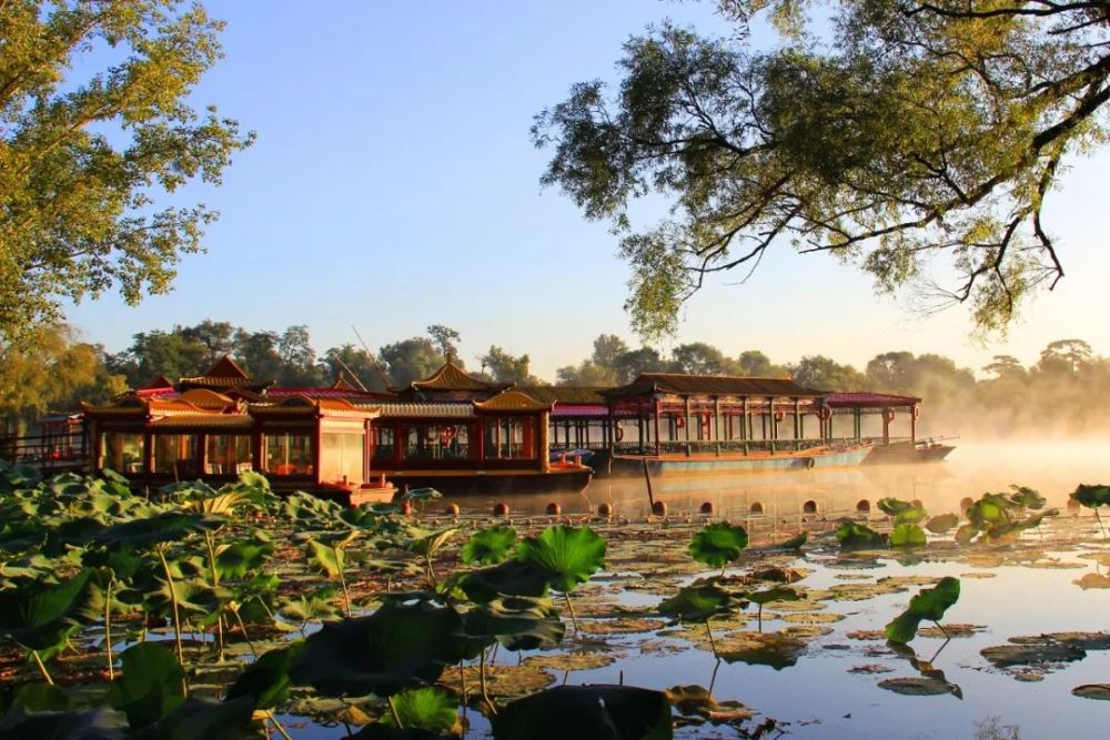 避暑山庄及周围寺庙是中国古代帝王宫苑与皇家寺庙完美融合的典型范例