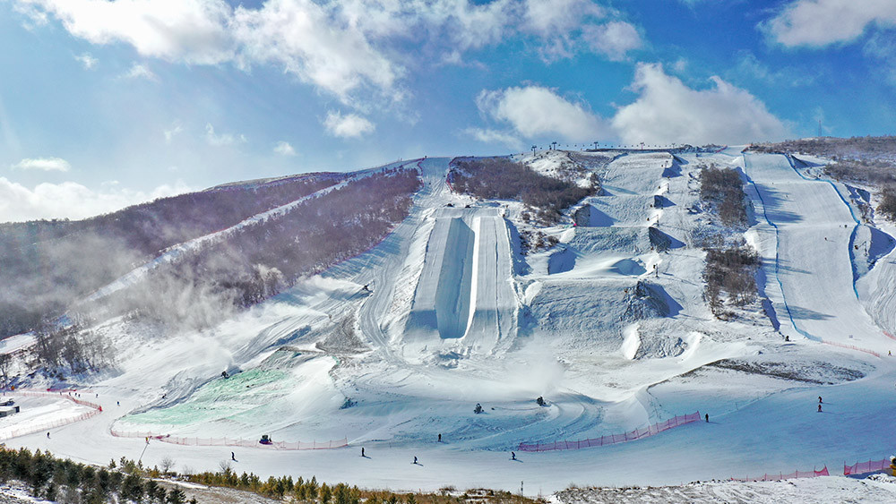 图为崇礼云顶冬奥赛场的雪道(无人机拍摄,摄于12月11日).