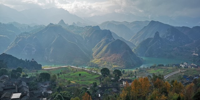 贵州省铜仁市石阡县国荣乡楼上村楼上古寨风景.新华社记者罗羽摄