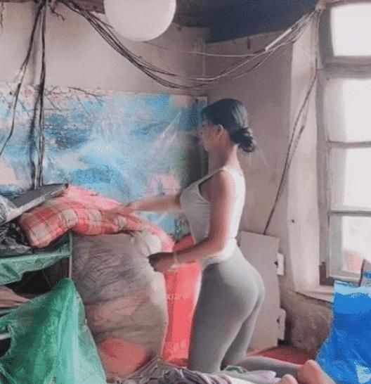 抖音"女乞丐"火了,家里破烂不堪,看完照片网友:我养你