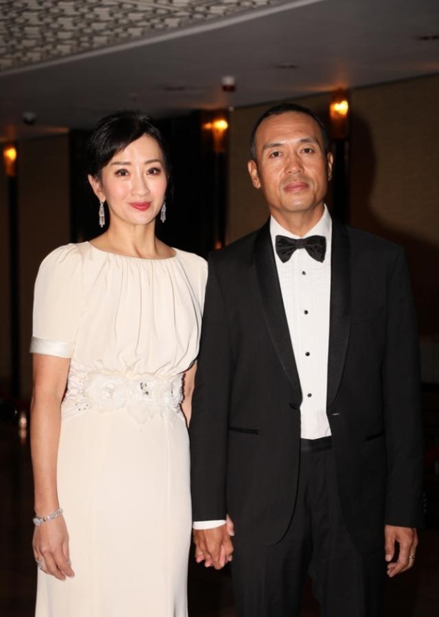 梁佩瑚与丈夫李思欣而待到晚宴时分,两人高调举办晚宴,宴请对象大多都
