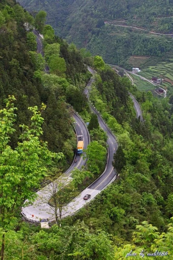 由于山太高,公路蜿蜒而上,路面在崇山峻岭中盘旋俯仰,往往超出人们的