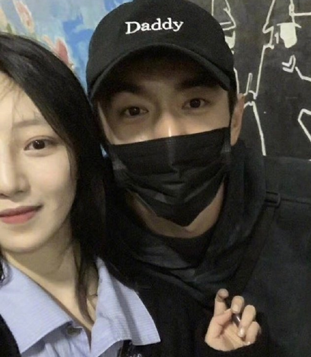 林更新网红女友正脸被扒出,素颜比精修图都美,完全就