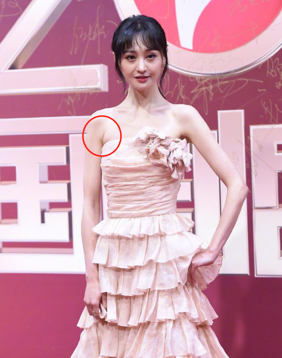 郑爽对自己身材多自信?大胆尝试xs码礼服,看到勒出的肉太真实
