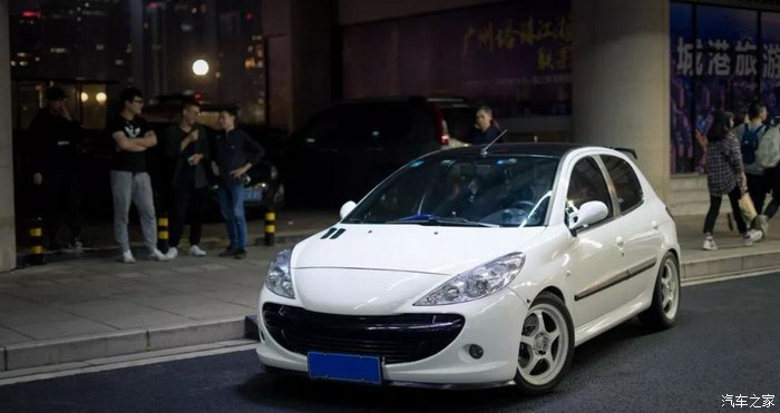 标致206改装过后显得运动感十足精神炯炯有一种标致可以老当益壮