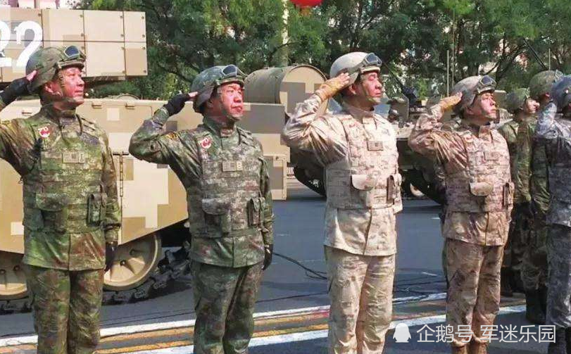 陆军侦察兵穿上星空迷彩!与身穿老式迷彩士兵同框对比