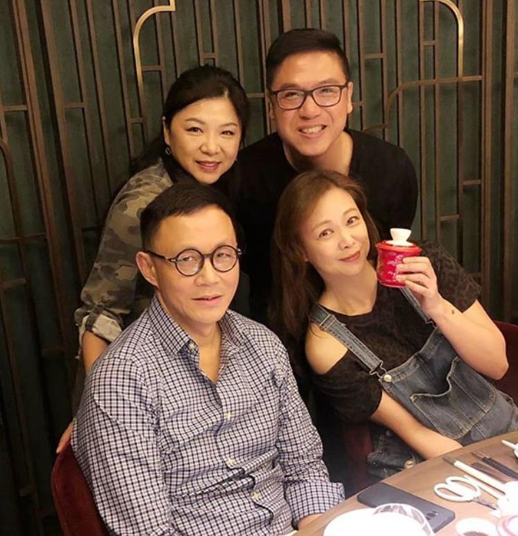 照片中,除了王馨平外,她颇为低调的富豪老公李家辉也罕见露面.