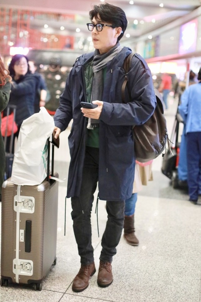 靳东走机场再现老干部风,蓝色派克服配围巾,43岁眼纹