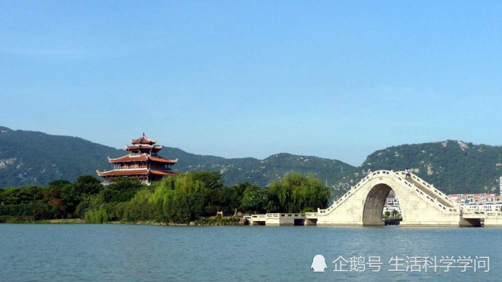 苏堤位于西湖西侧,南起南屏山麓,北到栖霞岭下,全长近3千米,是北宋