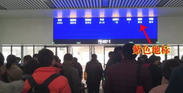 南阳东站入口处 进站安检,也是非常严格的,飞机场禁止携带的充电宝