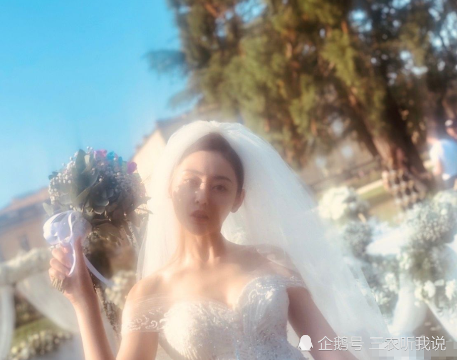 张天爱路边拍婚纱照,关掉十级美颜后,看到腿:手里的鸡腿不香了