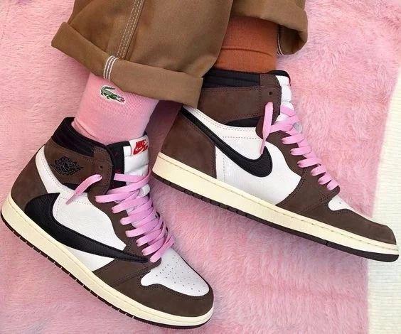 travis scott x aj1作为aj系列的第一双"倒钩,从去年曝光就热搜不