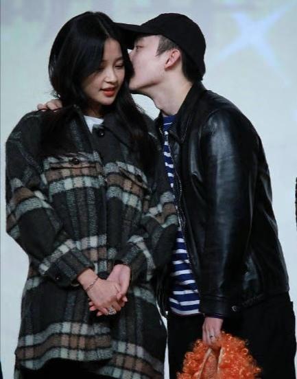 董子健孙怡抱女儿逛街,一家三口罕见合体,小夫妻戴情侣帽好甜蜜