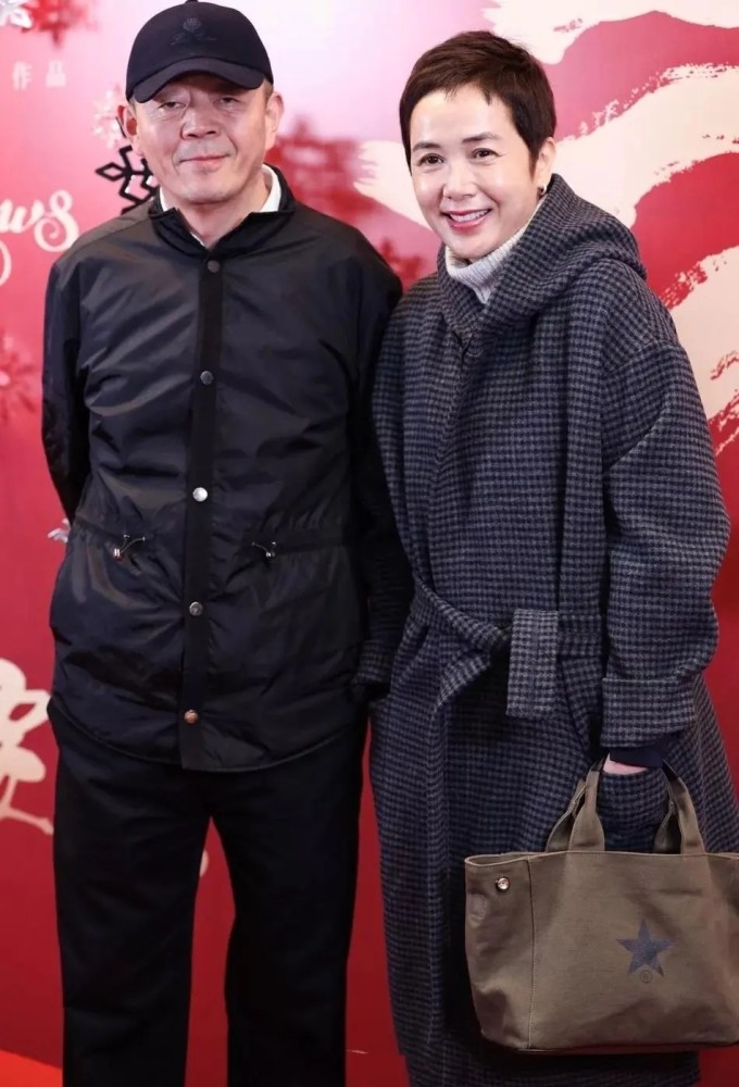 蒋雯丽夫妇同台邓婕夫妇,50岁蒋雯丽含胸驼背,状态不如62岁邓婕
