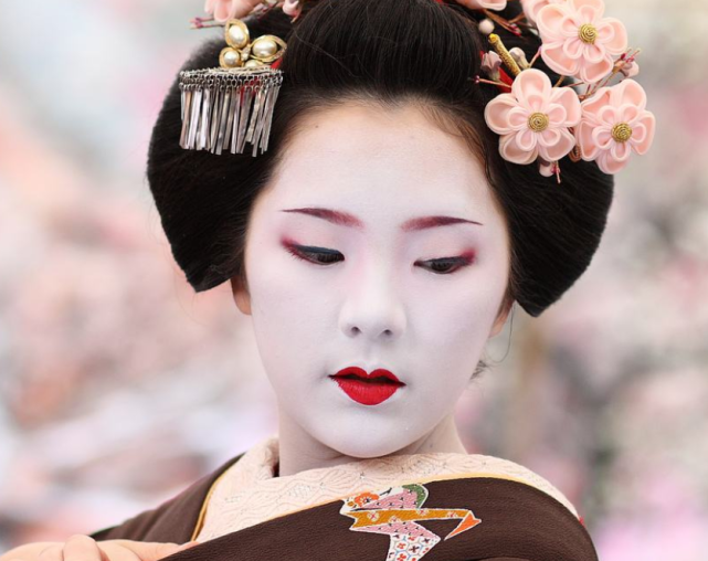 日本艺伎的脸为什么都很惨白?看完化妆过程后,堪比刷墙