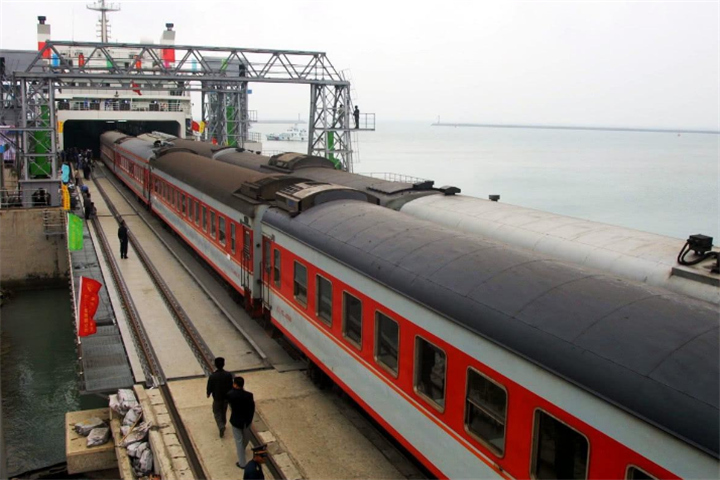 火车从广州到海南省,到底是怎么过海的?看完真的长见识了