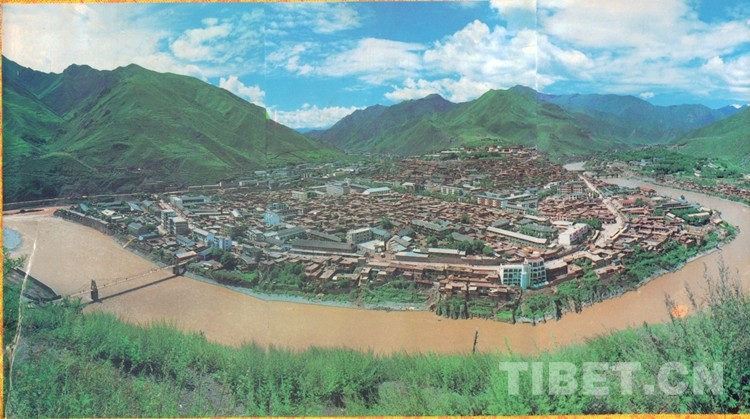图为70年代的昌都全景.