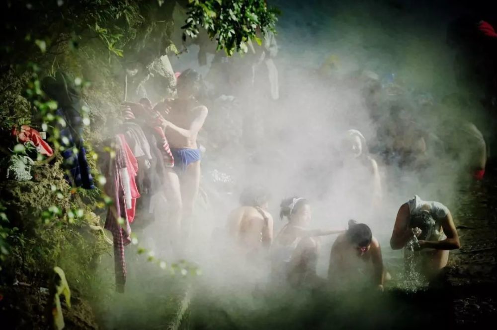 正月初二至正月初四是傈僳族的澡塘会,那时候男女老少一起在怒江边的