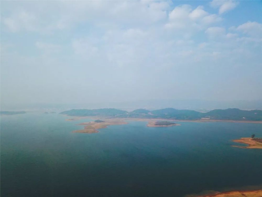 果林,山岭与水库风光相得益彰 白鹤湖 位于贵溪塔桥与硬石岭之间