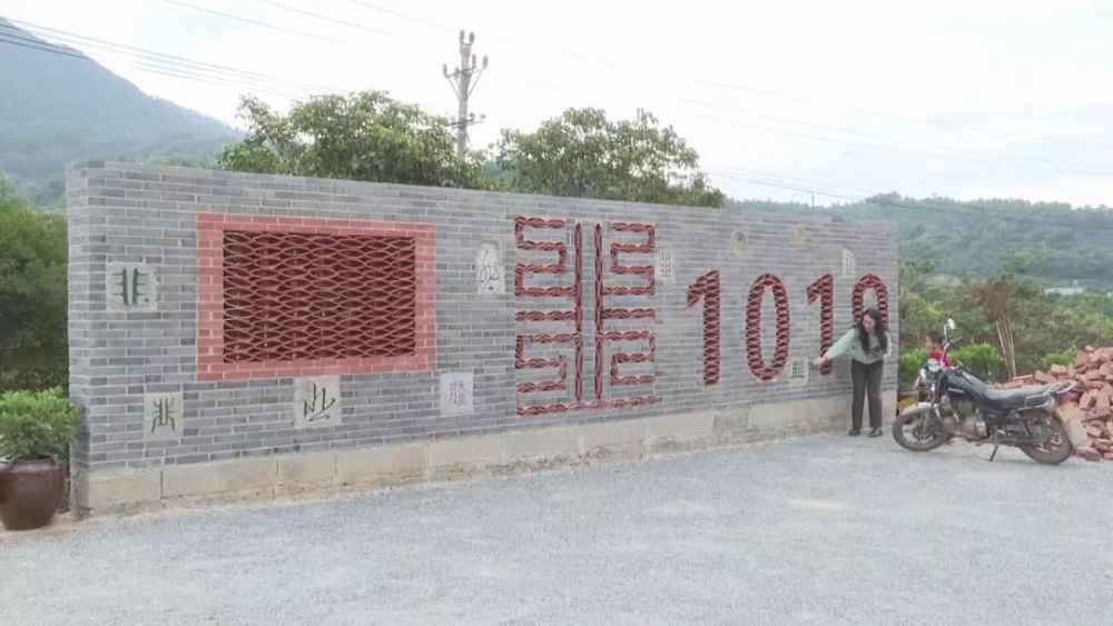 由"韭"字logo景墙作引导,记者沿着"韭"瓮一路前行,来到了"韭"字栈道.