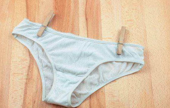 但是女性在患上宫颈癌之后,就会容易使内裤上出现一股臭味,就算是每天