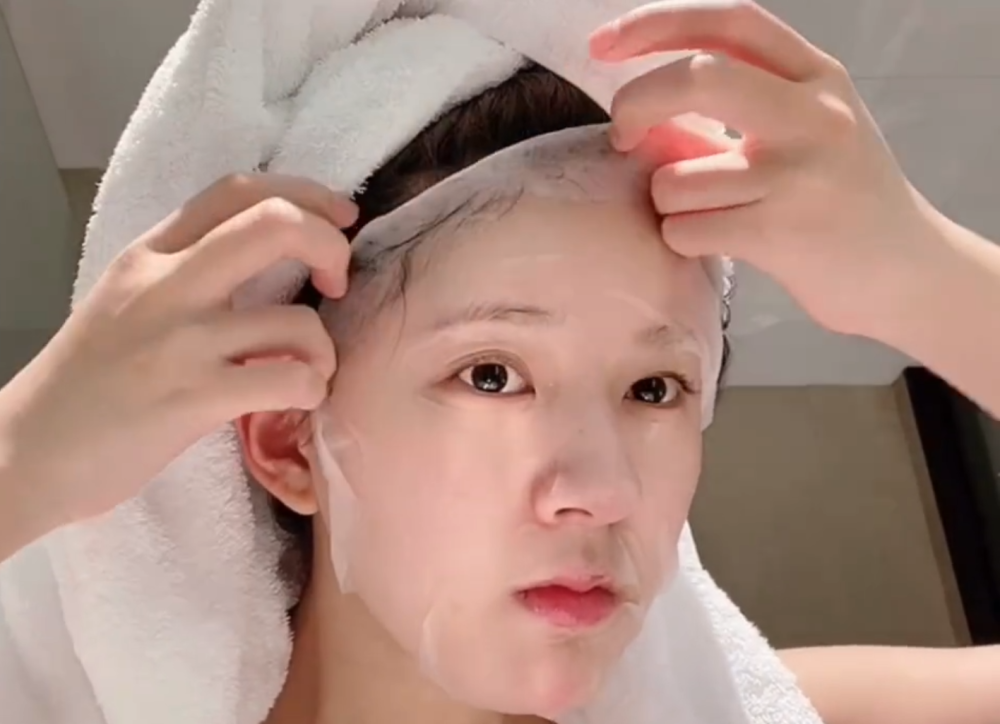 有一种颜值叫赵露思敷面膜强制卸妆后素颜成了亮点