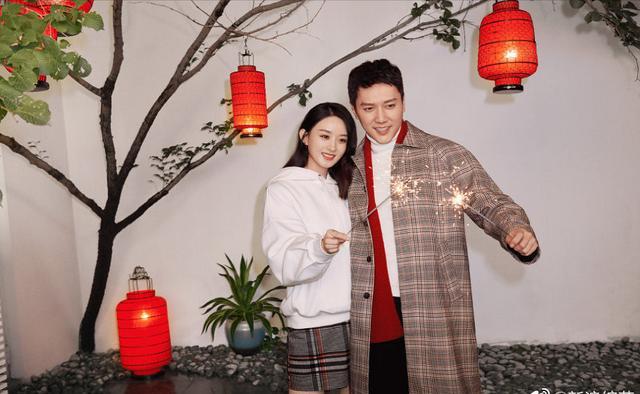 冯绍峰工作室微博也更新了一张冯绍峰与爱妻赵丽颖新年装扮的合影并 
