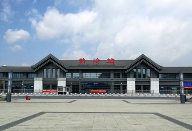 沪昆高速铁路过境贵州省安顺市,在安顺境内设置有平坝南站,安顺西站和