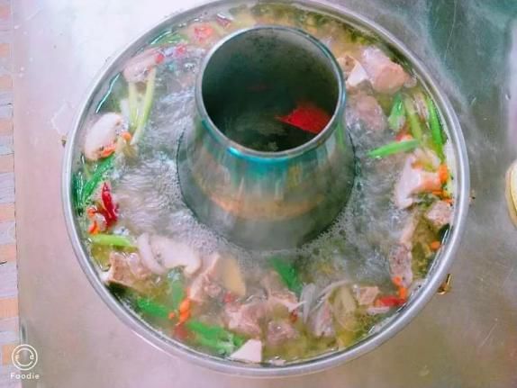 来看看小编给你推荐的 特克斯美食 1 牛尾土火锅所用牛肉为3-5岁新疆
