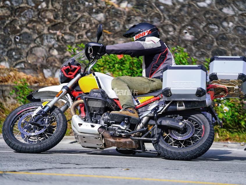剑走偏锋的摩旅利器 试驾摩托古兹v85tt